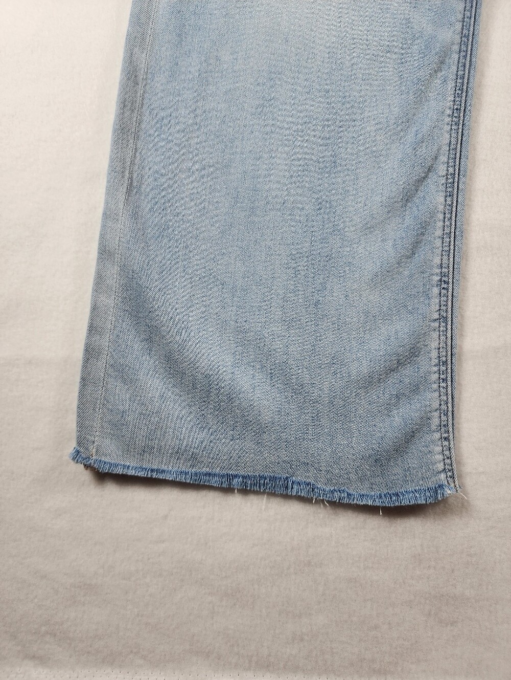 American Eagle Baggy Wide Leg Jeans Low Rise Raw Hem Light Wash Size 4 - Picture 6 of 12